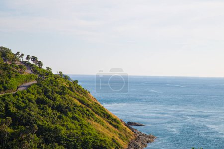 Foto de Naturaleza paisaje marino montaña isla con playa agua turquesa cielo azul verde árbol bosque Phuket Tailandia - Imagen libre de derechos