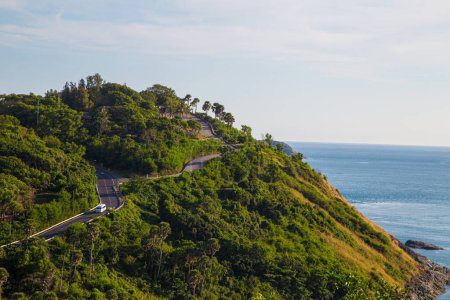 Foto de Naturaleza paisaje marino montaña isla con playa agua turquesa cielo azul verde árbol bosque Phuket Tailandia - Imagen libre de derechos