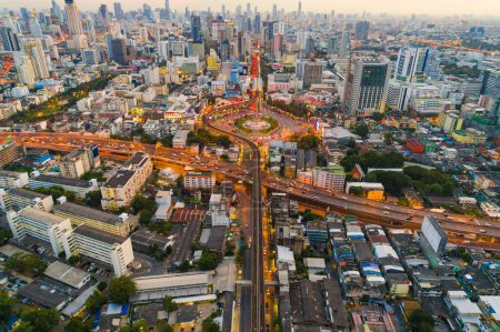 Téléchargez les photos : Bangkok paysage urbain route de circulation avec voiture léger mouvement coucher de soleil vue aérienne - en image libre de droit