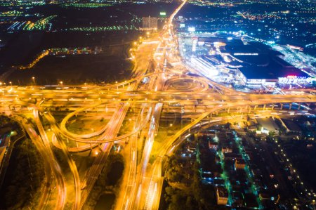 Foto de Carretera de tráfico nocturno con movimiento de coche vista aérea ligera - Imagen libre de derechos
