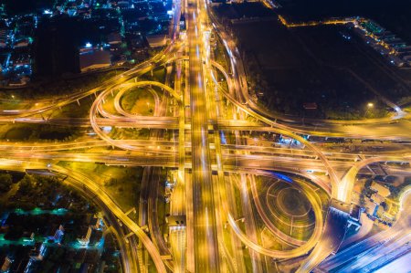 Téléchargez les photos : Route de nuit avec mouvement de voiture vue aérienne - en image libre de droit