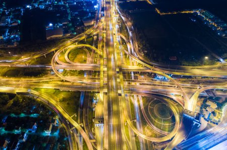 Téléchargez les photos : Route de nuit avec mouvement de voiture vue aérienne - en image libre de droit