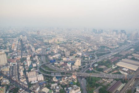 Téléchargez les photos : Bangkok bâtiment de la ville avec route de la ville et coucher de soleil de brouillard - en image libre de droit