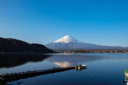 Foto de Fuji montaña con nieve azul cielo fondo primavera tiempo - Imagen libre de derechos