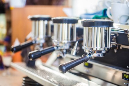 Téléchargez les photos : Machine de préparation de café gros plan, Brassage de café professionnel - en image libre de droit