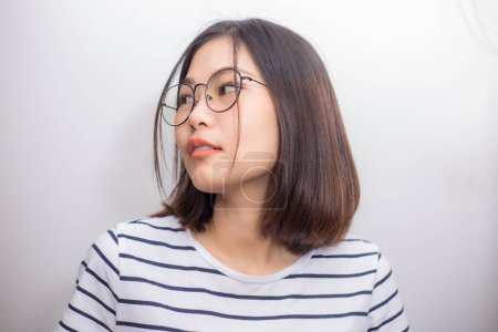 Téléchargez les photos : Jolies femmes asiatiques avec chemise et lunettes souriantes sur fond blanc - en image libre de droit