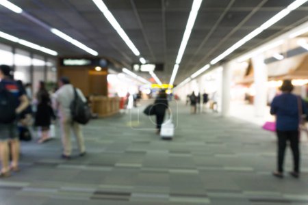 Téléchargez les photos : Terminal de flou porte de l'aéroport de départ avec des personnes marchant, concept de transport - en image libre de droit