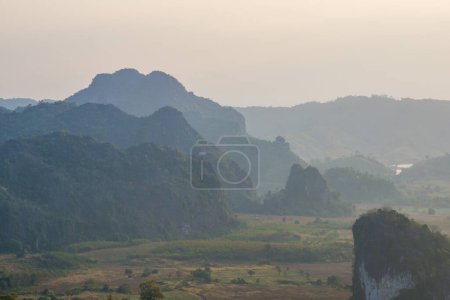 Téléchargez les photos : Lever de soleil de montagne dans le champ avec brouillard, Paysage naturel - en image libre de droit