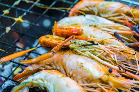 Téléchargez les photos : Crevettes de rivière grillées sur poêle, Objets de fruits de mer - en image libre de droit