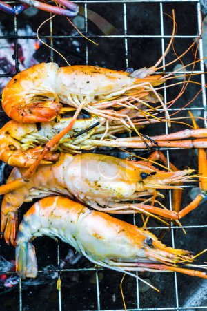Téléchargez les photos : Crevettes de rivière grillées sur poêle, Objets de fruits de mer - en image libre de droit