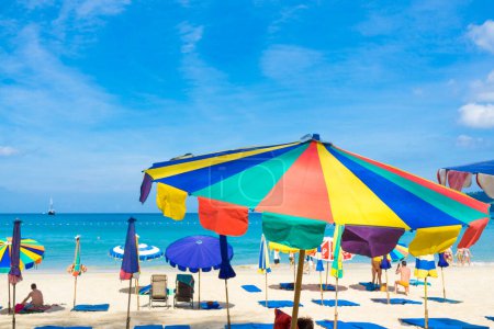 Foto de Playa del mar con sombrilla y la gente de verano relajarse, Phuket Tailandia - Imagen libre de derechos