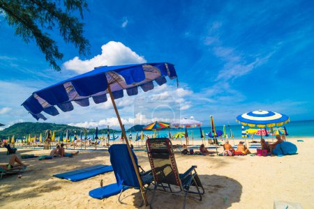 Téléchargez les photos : Plage de la mer avec parasol et les gens été se détendre, Phuket Thaïlande - en image libre de droit