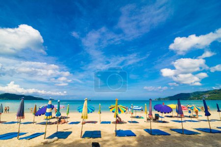 Foto de Playa del mar con sombrilla y la gente de verano relajarse, Phuket Tailandia - Imagen libre de derechos