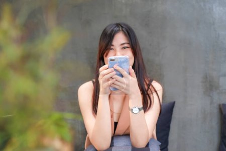 Téléchargez les photos : SMS de communication téléphonique de femmes d'affaires assis dans un café, Technologie des affaires - en image libre de droit