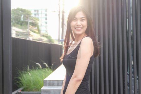 Téléchargez les photos : Belle mode asiatique femmes debout à moderne bâtiment extérieur - en image libre de droit