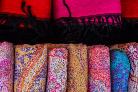 Foto de Tradición bufanda hecha a mano colorido algodón textura en tienda de recuerdos de cerca - Imagen libre de derechos
