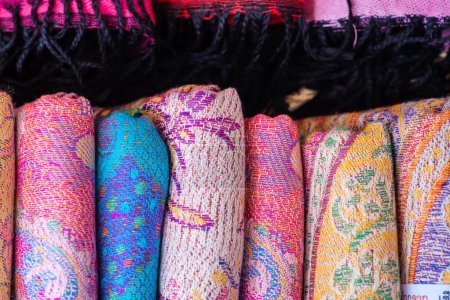 Téléchargez les photos : Foulard Tradition texture coton coloré fait à la main dans la boutique de souvenirs fermer - en image libre de droit