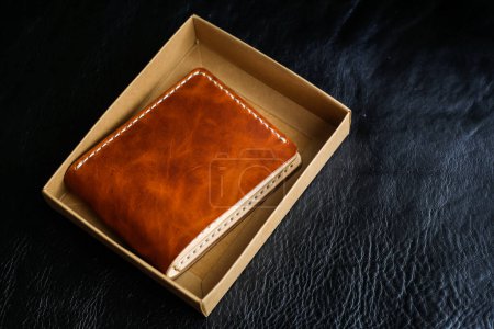 Foto de Monedero de cuero genuino artesanía hecha a mano, producto de piel de vaca - Imagen libre de derechos