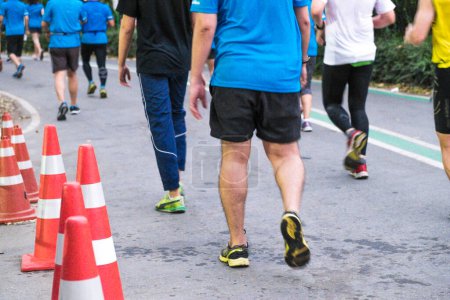 Téléchargez les photos : Groupe de personnes marathon courir activité personnes pieds - en image libre de droit