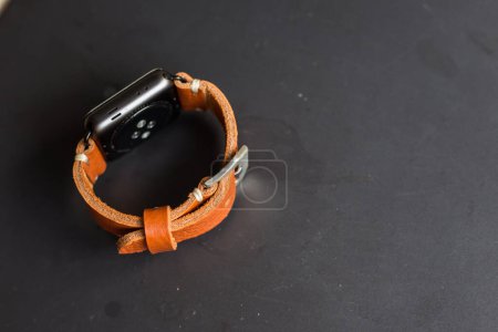 Téléchargez les photos : Mode montre intelligente avec bracelet en cuir atelier d'artisanat - en image libre de droit