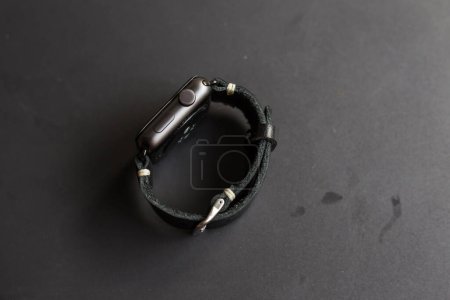 Téléchargez les photos : Artisanat de bracelet de montre en cuir véritable sur noir - en image libre de droit