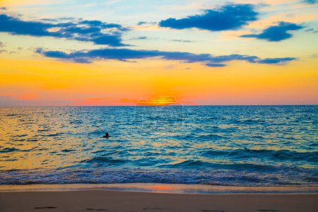 Foto de Mar playa silueta puesta del sol cielo colorido Andaman mar verano fondo - Imagen libre de derechos