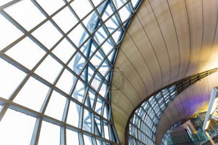 Foto de Ventana de cristal del aeropuerto con diseño interior de metal de transporte moderno - Imagen libre de derechos