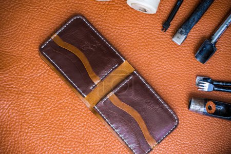 Téléchargez les photos : Portefeuille en cuir de vachette véritable fait à la main avec outil de travail artisanal vue du dessus - en image libre de droit