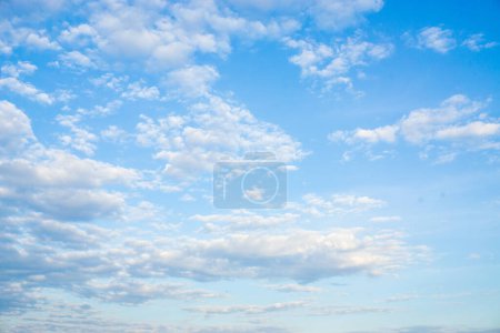 Téléchargez les photos : Ciel bleu avec nuage blanc pelucheux journée ensoleillée fond nature - en image libre de droit