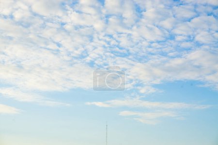 Foto de La mayoría de nubes blancas contra el cielo azul naturaleza fondo escena de la noche mirar hacia arriba - Imagen libre de derechos