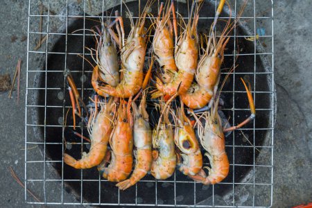 Téléchargez les photos : Crevettes de mer grillées sur le feu gros plan fruits de mer - en image libre de droit