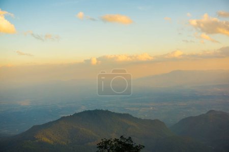 Téléchargez les photos : Montagne coucher de soleil lumière avec forêt tropicale verte nature paysage vallée vacances d'été - en image libre de droit
