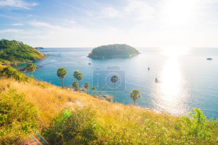 Téléchargez les photos : Mer rivage avec herbe jaune coucher de soleil ciel île vue nature paysage Phuket Thaïlande - en image libre de droit