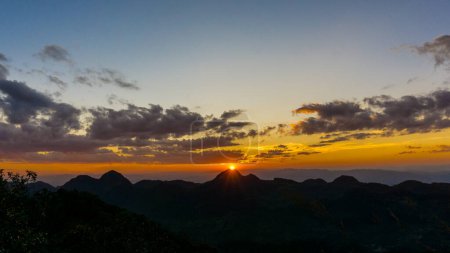 Téléchargez les photos : Montagne coucher de soleil lumière avec forêt tropicale verte nature paysage vallée vacances d'été - en image libre de droit