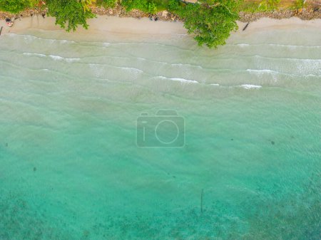 Téléchargez les photos : Vue aérienne mer plage vague sable blanc plage avec forêt verdoyante vacances d'été fond - en image libre de droit