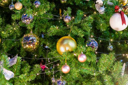 Foto de Rama de pino decorado con bolas en la noche feliz navidad borrosa fondo bokeh - Imagen libre de derechos