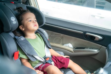 Téléchargez les photos : Joyeux préscolaire fille assise dans la voiture - en image libre de droit