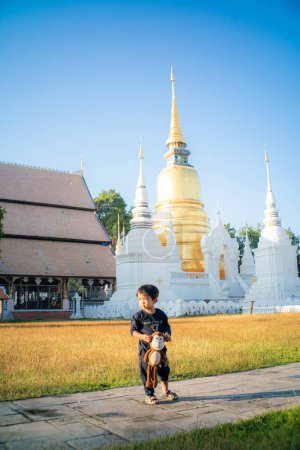 Téléchargez les photos : 2 Année asiatique garçon appréciant Voyage dans le temple bouddhiste Chiangmai Thaïlande - en image libre de droit