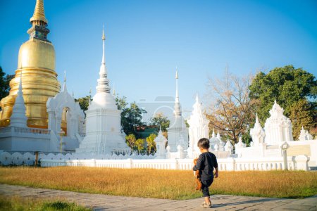 Téléchargez les photos : 2 Année asiatique garçon appréciant Voyage dans le temple bouddhiste Chiangmai Thaïlande - en image libre de droit