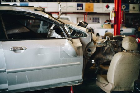 Téléchargez les photos : Crash réparation automobile dans le garage - en image libre de droit
