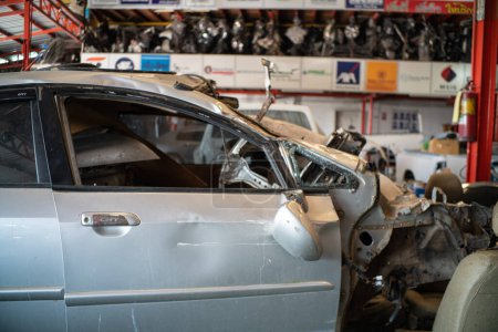 Téléchargez les photos : Crash réparation automobile dans le garage - en image libre de droit