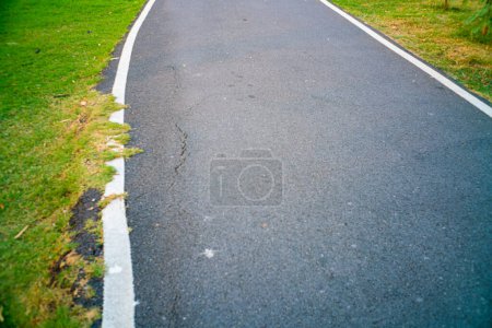 Téléchargez les photos : Chemin de marche et de course dans le parc public de la ville - en image libre de droit