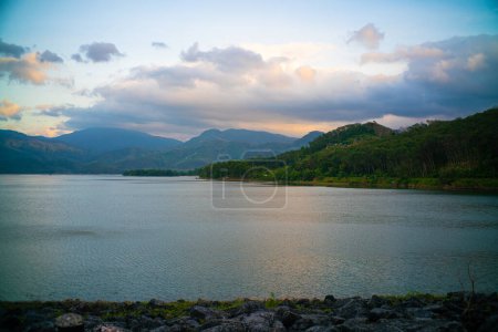 Téléchargez les photos : Montagne rivière et coucher de soleil ciel avec barrage nuageux, nature paysage sérénité arrière-plan - en image libre de droit