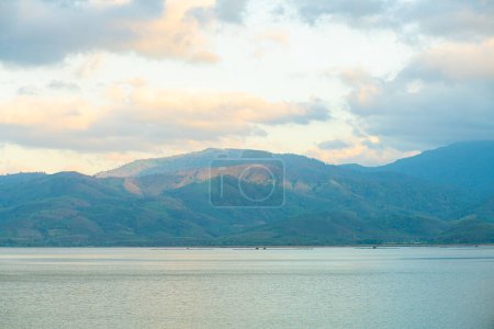 Téléchargez les photos : Montagne rivière et coucher de soleil ciel avec barrage nuageux, nature paysage sérénité arrière-plan - en image libre de droit
