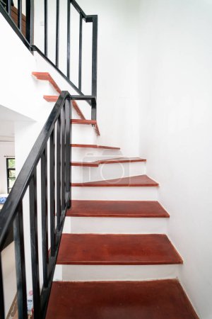 Foto de Escaleras marrones de madera en la nueva decoración interior de la casa - Imagen libre de derechos