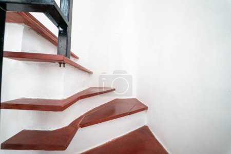 Foto de Escaleras marrones de madera en la nueva decoración interior de la casa - Imagen libre de derechos