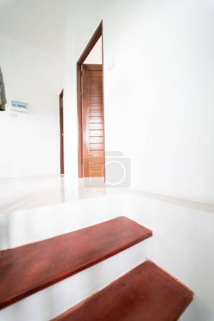 Téléchargez les photos : Escaliers en bois brun dans la décoration intérieure de la maison neuve - en image libre de droit