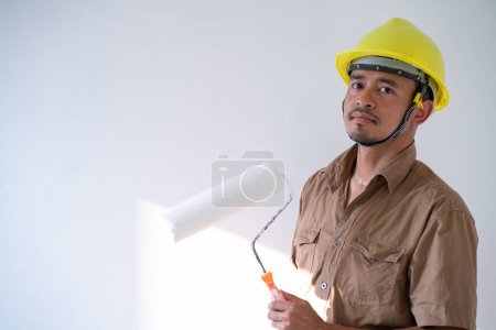 Foto de Pintor interior hombre trabajando en blanco nueva casa habitación interior renovar el diseño - Imagen libre de derechos