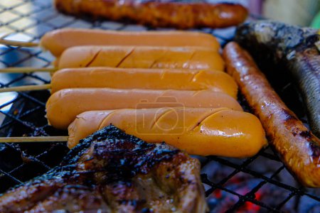 Téléchargez les photos : Saucisses de poulet grillées au feu de bois avec de la viande de porc - en image libre de droit