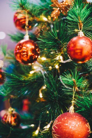 Foto de Adorno de bola de Navidad roja de lujo colgado en un pino - Imagen libre de derechos